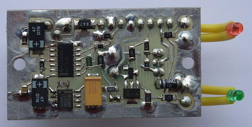 Na gornji strani tiskanine so le tranzistor BD434, trimer za jakost modulacije, elektrolitski