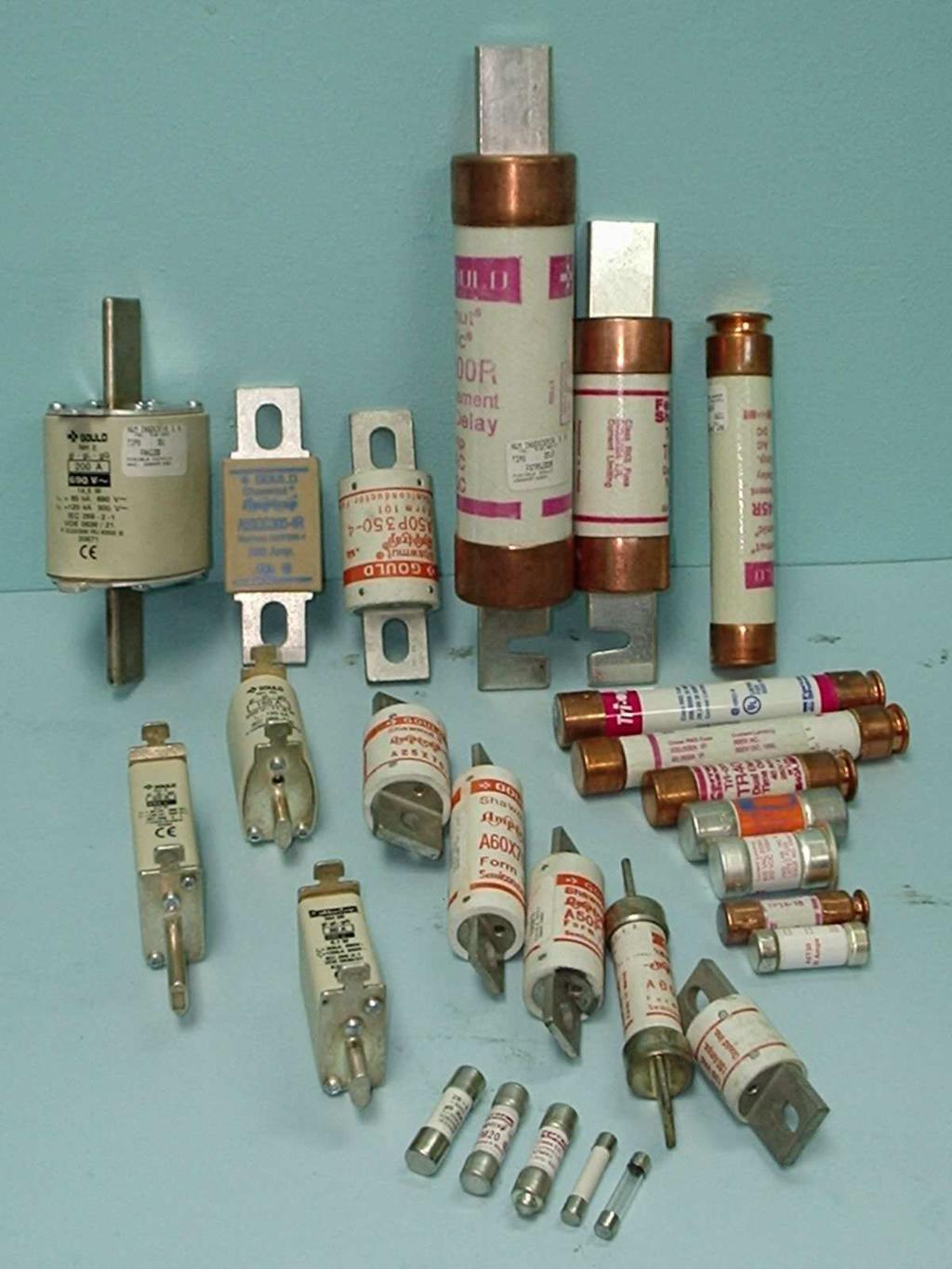 Aparellos eléctricos. As cociñas, os fornos, os quentadores eléctricos, os ferros de pasar, etc.