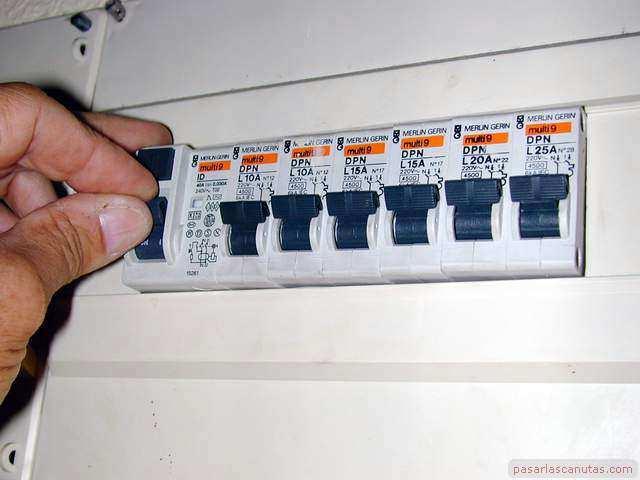 se produza nos aparellos Antes de chegar á vivenda, a corrente debe pasar polo fusible de protección xeral e o contador, que mide a enerxía consumida (kwh).