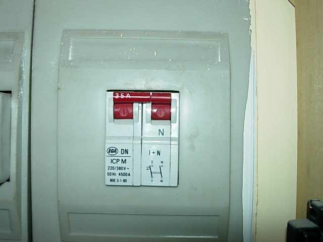 Así, de acordo coa fórmula da potencia eléctrica (P = I V), unha corrente de 10 A significa unha potencia contratada de 2.200 W (xa que 10 A 220 V = 2.200 W), 15 A equivalen a 3.300 W, 20 A a 4.