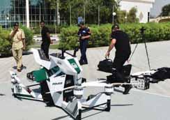 Podľa novín Gulf News sa bude môcť policajt bez spolucestujúceho v núdzovej situácii vzniesť vznášadlom nad hustú premávku a letieť 6 km. Hoversurf Scorpion môže lietať 25 minút a unesie záťaž 300 kg.
