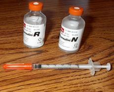 Liečba Inzulíny Humánne typy s minimom nežiaducich účinkov Odlišujú sa rýchlosťou nástupu účinku, dosiahnutím max liečebného účinku, dĺžky trvania účinku Fľaštičky 10 ml so 400 j inzulínu (0,1 ml