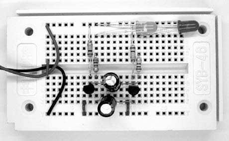 Skica 32: Multivibrator Skica 33: Počasni izmenični utripalnik 13. ENOSTAVNI LED UTRIPALNIK Utripalnik v vozilu običajno krmili zgolj svetilko.