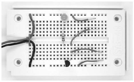 15. DOTIČNI SENZOR MOSFET To vezje s tranzistorjem MOSFET BS170 (kovinsko oksidni polprevodni tranzistor s poljskim učinkom) upravlja LED z dvema paroma kontaktov, ki ju lahko neposredno povežete ali