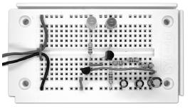 Na začetku so elektrolitski kondenzatorji še izpraznjeni. BS170 blokira, tranzistor NPN pa prevaja.