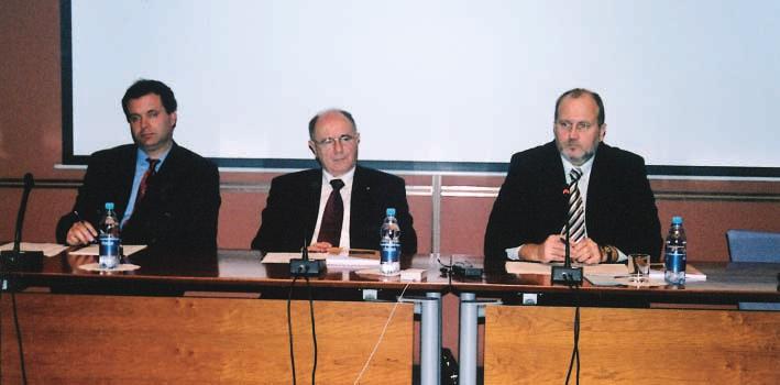 Posvetovanje o vodnih virih je vodil dr. Milan Medved (na desni). 20 Foto Miro Jakomin teresov gospodarstva dejavno vplivala na njihovo oblikovanje.