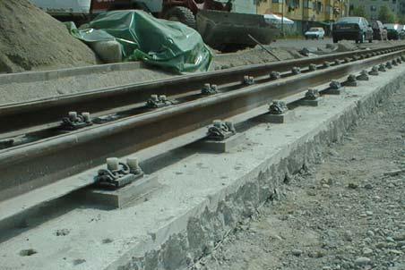 mogućnost osiguranja širine kolosijeka u granicama ± 1 mm osiguravanje elastičnosti kolosijeka u okomitom smjeru na ravninu kolosijeka (kod opterećenja od 200 kn, treba dobiti deformaciju od 1-2 mm)
