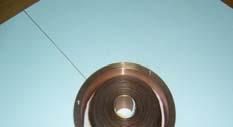 Se remarca diametrul interior al bobinei, care permite trecerea unui canal central, la temperatura camerei, pentru acces la campul magnetic uniform produs de