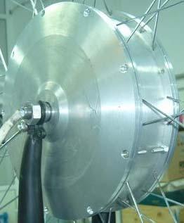 Motorul special realizat detalii constructive: stator, rotor şi carcasă cu scuturi Motorul sincron realizat funcţionează la frecvenţă variabilă prin faptul că un sistem de traductoare