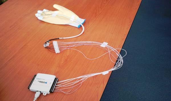 Fig. 4 Mănusă cu matrici de microsenzori pentru evaluare medicala.