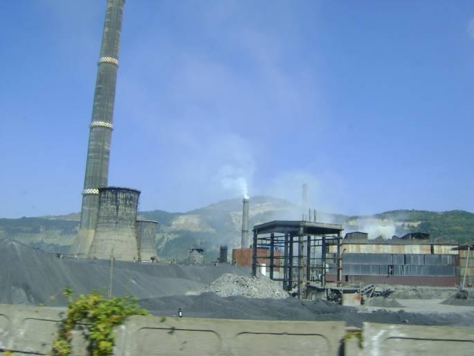 Foto. 4.9. Langa aceste cladiri se afla ruinele vechiului oras muncitoresc.