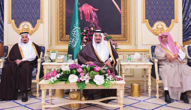 واأUصح``اب الف ضيلة املûشايخ وجموع``ا من املواطنني الذين قدموا للùسالم عليه رعاه اهلل. ويف بداي``ة الSستقب``ال اأنüصت اجلميع لت``الوة اآيات من الق``راآن الك``رمي.