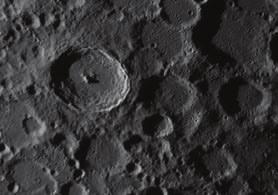 Pet kraterjev ima premer večji od 200 km. Za Lunino pokrajino so značilni tudi razpotegnjeni sistemi žarkov, velikanske razpoke, jarki in žlebovi.