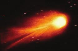Astronomi v Kmici, dvanajstič kmi a hlapljive snovi izparevati na površini. Pri tem se seveda izloča tudi prah, ki je vključen v zamrznjeno telo jedra kometa.