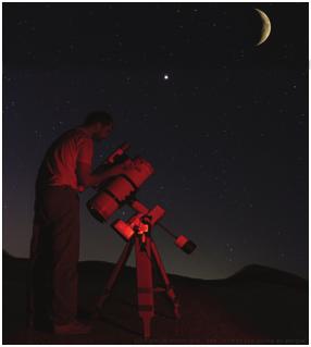 Da je svetlobno onesnaženje resen problem v astronomiji, pričajo lokacije velikih svetovnih observatorijev, ki so na oddaljenih, temnih mestih in ukrepi, ki jih proti svetlobnem onesnaženju