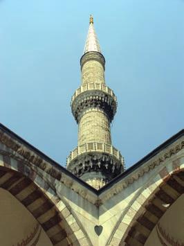 Interiér Modrej mešity, Istanbul Hagia Sofia čeliť záchvevom pôdy. Najväčšie zemetrasenie zasiahlo stavbu v roku 558, keď sa kupoly zrútili. Otrasy v rokoch 989 a 1346 znášala mešita ľahšie.