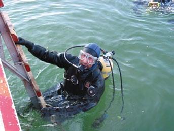 Operacións de recollida de datos nunha instalación AMTI que combina macroalgas, mexillón e salmón en augas canadenses. Abaixo, gaiola de cultivo de macroalgas. Fonte: Pesca e Océanos de Canadá www.