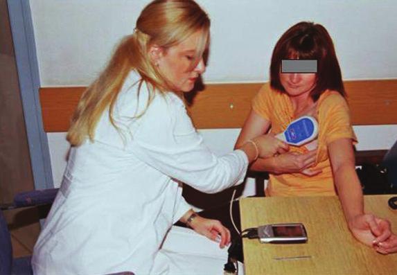 Slika 16. Postupak stimulacije VNS sustava. Programiranje se provodi kompjuterski, putem magneta koji se naslanja na generator u prsištu i potpuno je bezbolno.