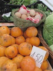 Kupci so lahko izbirali sezonsko zelenjavo in sadje, razne moke (pirina, pšenična polbela in
