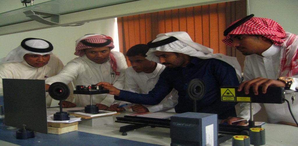 مشاريع التخرج صورة لبعض الطالب أثناء
