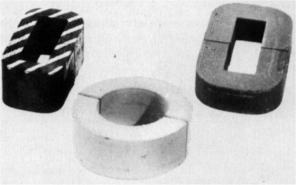 Elektronske komponente Dušilke s predmagnetenjem Kadar teče poleg izmeničnega toka skozi dušilko tudi enosmerni tok ali jedro predstavlja trajni magnet smatramo, da je predmagnetena.