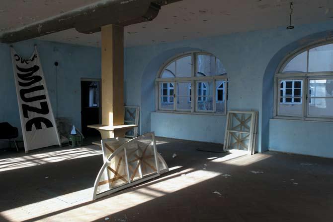 U SUSRET 100-toj OBLJETNICI MUZEJA U KARLOVCU IZ SVEG GLASA Ovdje donosimo dopis poslan Gradskom poglavarstvu 27.10.2000. godine povodom rasprave o namjeni vojarne na Trgu bana JelaËiÊa u Karlovcu.