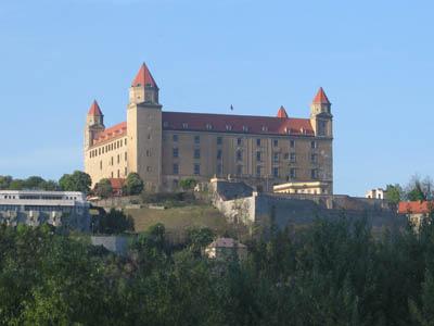 ! " Bratislavský hrad je postavený na starom slovanskom hradisku z 9.storočia. Pod menom Pressalauspruch sa prvý raz písomne spomína v roku 907.