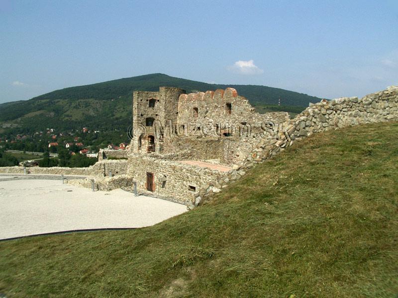 storočia dal Bratislavský hrad úplne prestavať kráľ Žigmund v súvislosti s opevňovaním západných hraníc Uhorska proti husitom.