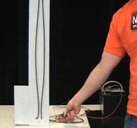 provodnika povežemo preko prekidača sa izvorom električne struje kao na slici 2.9.8. a).