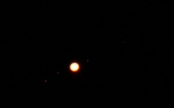Problem smo rešili z uporabo podatka Zemlja-Jupiter in kotnih funkcij. Ter uporabo kosinusovega izreka. Očividno je, da je nebesni obok sfera zato običajna geometrija ne pride v poštev.