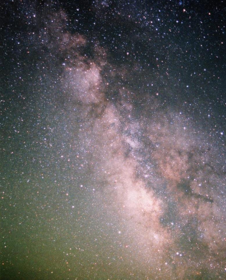 Galaksije Galaksija je velikansko, gravitacijsko vezano nebesno telo, sestavljeno iz zvezd, plinov, medzvezdne snovi in temne snovi.
