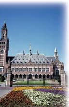 50 N y d e r l a n d a i Vyriausybiniame Olandijos mieste Hagoje (Den Haag, 500 tūkst. gyv.) yra įsikūrusios visos pagrindinės valdžios institucijos ir užsienio šalių ambasados.