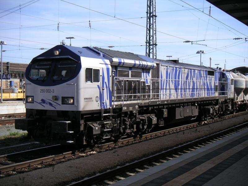 kusov. Obr. 2.7. Rušeň SD 90 MAC Akýmsi vrcholom techniky DE rušňov s AC/AC prenosom P T možno označiť vozidlo firmy ADtranz a GE Transportation Systems postavené v Kasseli (Nemecko) v roku 1996.