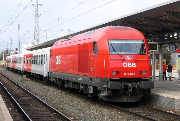 Dosahuje rýchlosti 220 km/h, no pri testovaní s ňou dosiahli rýchlosť až 254 km/h, čím si drží rekord medzi DE vozidlami. Je schopná vyvinúť zrýchlenie 1,5 m/s 2.