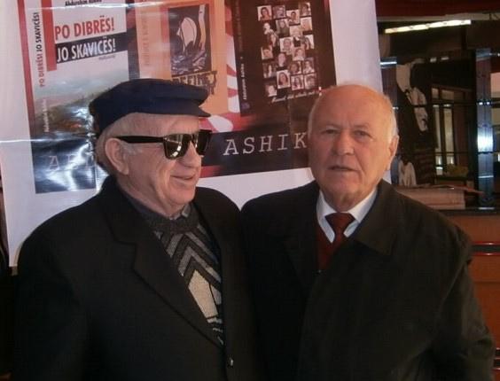 Kapexhiu medaljen Shqiponja e artë me motivacionin Bujar Kapexhiu, mjeshtër i artit të humorit, përcjellës i mesazheve të forta për shoqërinë përmes artit të tij shumëpërmasor, me karikaturë dhe