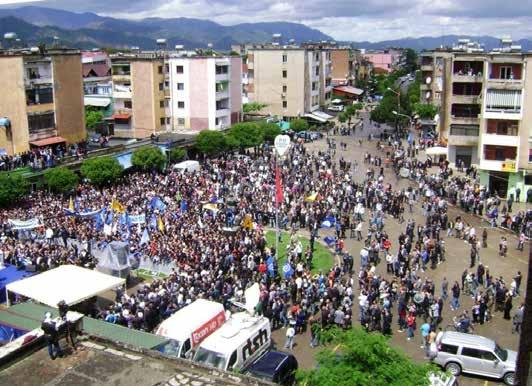 4 - Nëntor 2015 nr. Qindra matjanë kanë marrë e marrin rrugët e mundimshme të emigracionit, nga sytë-këmbët, siç i thonë Minierat heshtin... ndërsa në fshatra shumica e tokave kanë mbetur djerrë.