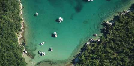 Obala otoka Krka poznata je po svojim prekrasnim πljunëanim i pjeπëanim plaæama, kao i kristalno Ëistom moru.