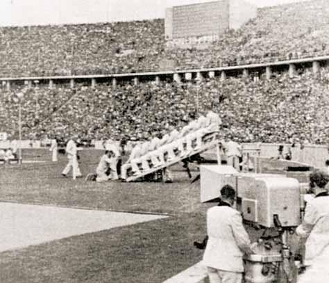 Mladen DeliÊ komentator prvog TV prijenosa u Hrvatskoj, Zagreb, 12. svibnja 1958., nogometni susret Jugoslavija - Italija Televizijski prijenos s OI 1936. Angelesu 1984.