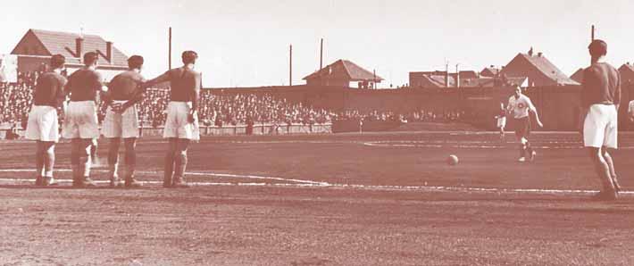 Prvu utakmicu nogometna reprezentacija Hrvatske odigrala je sa vicarskom (4:0) na igraliπtu Graappleanskog 2. travnja 1940. ni napustiti skupπtinu.