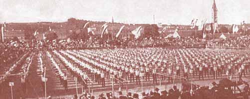 6 PRVI HRVATSKI SVESOKOLSKI SLET 1906. Prva velika sportska priredba u Zagrebu Piπe Mirko PoldrugaË Z agreb je i u proπlosti bio organizator velikih πportskih priredbi. Od odræavanja I.