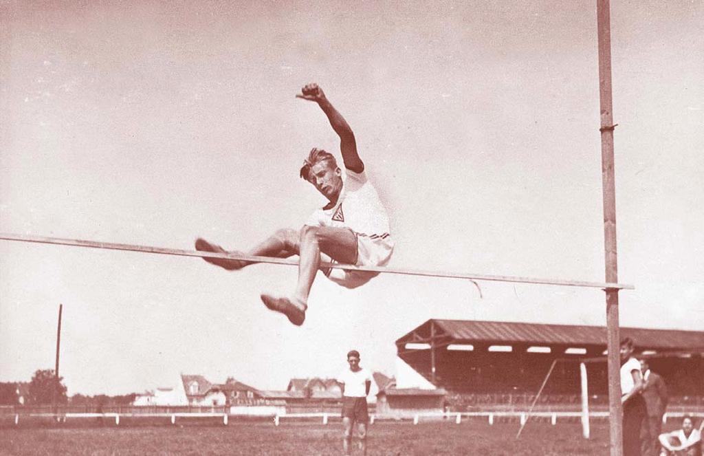 Trening na igraliπtu Concordie 1930. Podaubsky, 46,0); skoku udalj 1928. (642 cm) i 1930. (671 cm); troskoku 1928. (13,38 m) te desetoboju 1930.