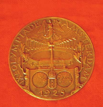 u Ateni u skoku udalj (683 cm); 15. kolovoza 1931. u Zagrebu u skoku udalj (683 cm); 16. srpnja 1933. u Berlinu u skoku udalj (693 cm); 15. srpnja 1928.