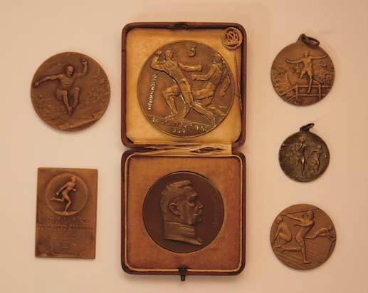 Na raznim meappleunarodnim natjecanjima i mitinzima Kallay je osvojio viπe od 50 medalja. Njegova je zbirka, koju je Hrvatskom πportskom muzeju 1994.