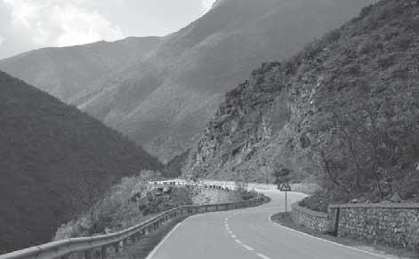 Kur qetësia bie e shtëllungat e tymit shpërndahen majave te Alpeve, buldozerë e kamionë të fuqishëm i qepen shpatit të malit për nga ku rrjedh përroi i Çeremit.