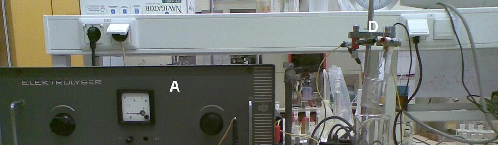 Membrano elektrode speremo z dvakrat deionizirano vodo in njeno površino osušimo z vpojnim papirjem. Elektrodo potopimo v drugi pufer (ph 4). Z embalaže pufra odčitamo ph pri delovni temperaturi.