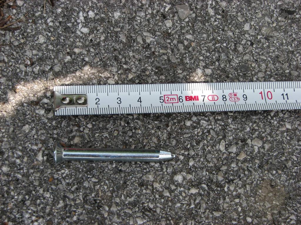 8 Slika 5: Tlorisni prikaz točk 81, 8 in 83 Točki 81 in 8 sta stabilizirani ob cesti v asfalt s klinom, dolžine malo več kot 5 cm.