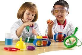 Γνωστική ανάπτυξη Κατά τον Piaget, τα παιδιά λειτουργούν ως μικροί επιστήμονες, δηλαδή πειραματίζονται,