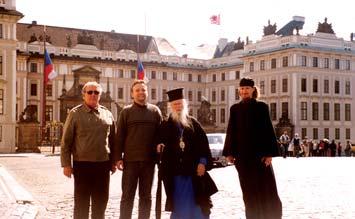 2005 ἐκ.ἡμ.), συμμετεῖχαν ἐπίσης ὁ Ιεροδιάκονος Ιωσὴφ Αγιοκυπριανίτης, ὡς καὶ ἕνας λαϊκὸς ἐν Χριστῷ ἀδελφός μας. Τὴν Πέμπτη, 6.5.2005, ἔγινε ἡ ἄφιξις ἀεροπορικῶς στὴν Πράγα, ὅπου ἐπεφυλάχθη θερμὴ