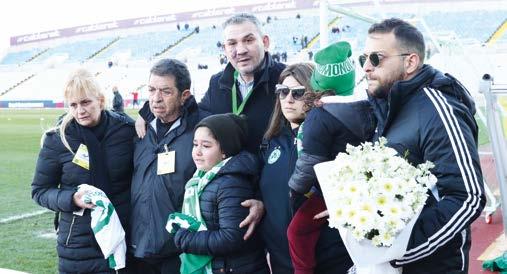 Δίπλα στην οικογένεια του Ανδρέα Καΐμη Πριν από την έναρξη της αναμέτρησης με την ΑΕΚ πραγματοποιήθηκαν εκδηλώσεις εις μνήμη του Ανδρέα Καΐμη και για στήριξη της οικογένειάς του.