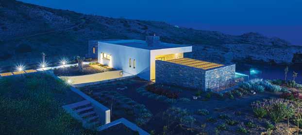 Essentially, the building consists of three alternating volumes of stone and white plaster, with the main in an inverted L shape, resting on the robust stone column.
